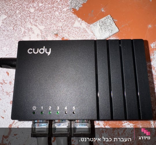 מתג רשת עם שלושה כבלים מחוברים